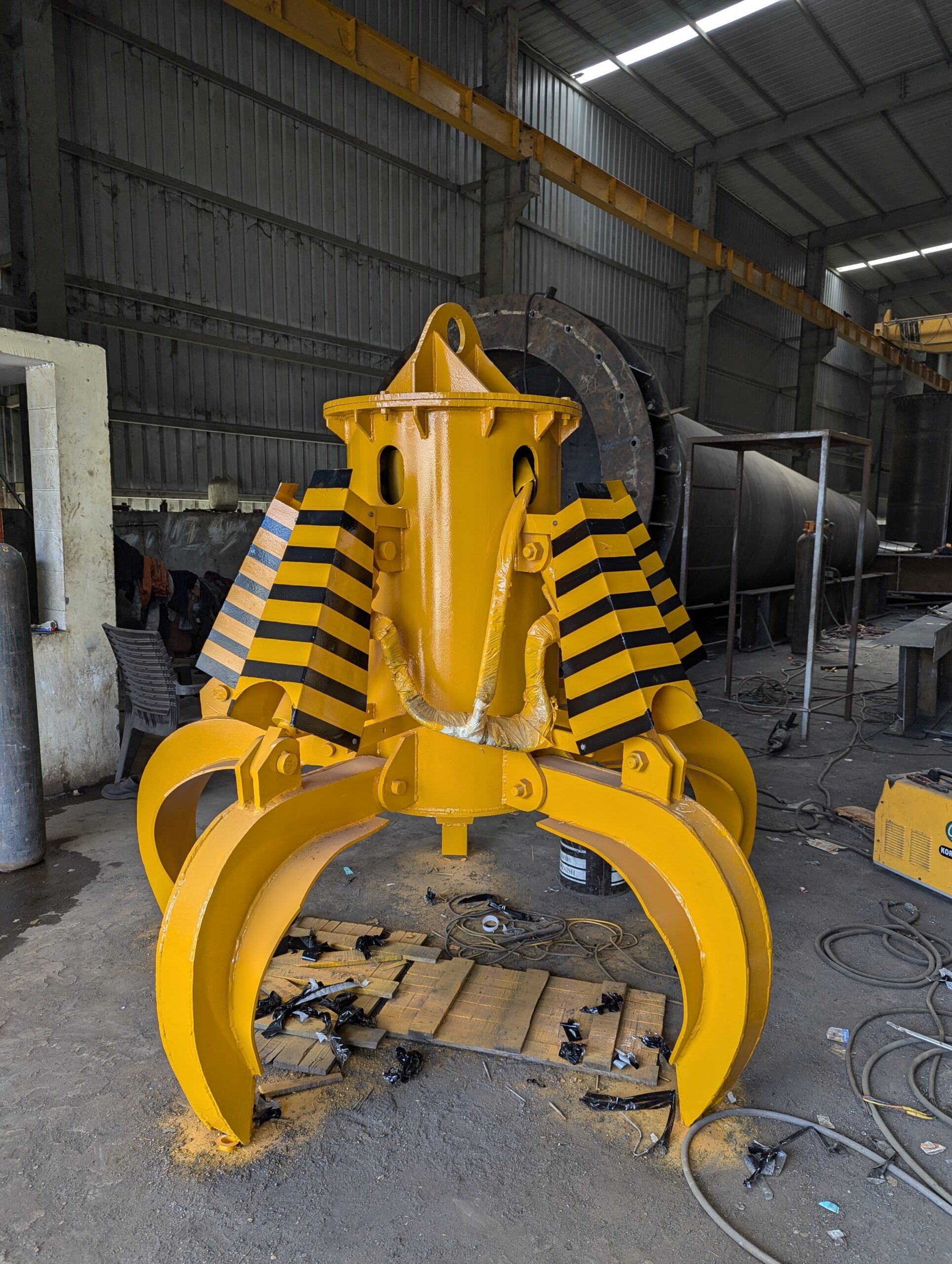 Material Handling Equipment - EOT YELLOW PEEL GRABBER